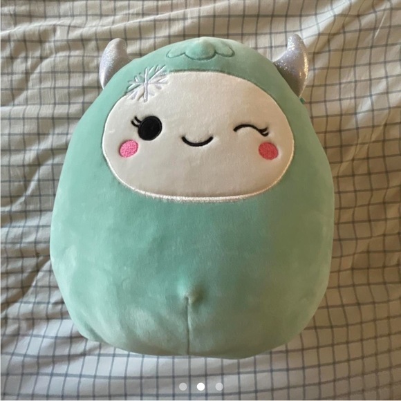 yollie the yeti target exclusive holiday squishmallow - Picture 2 of 3